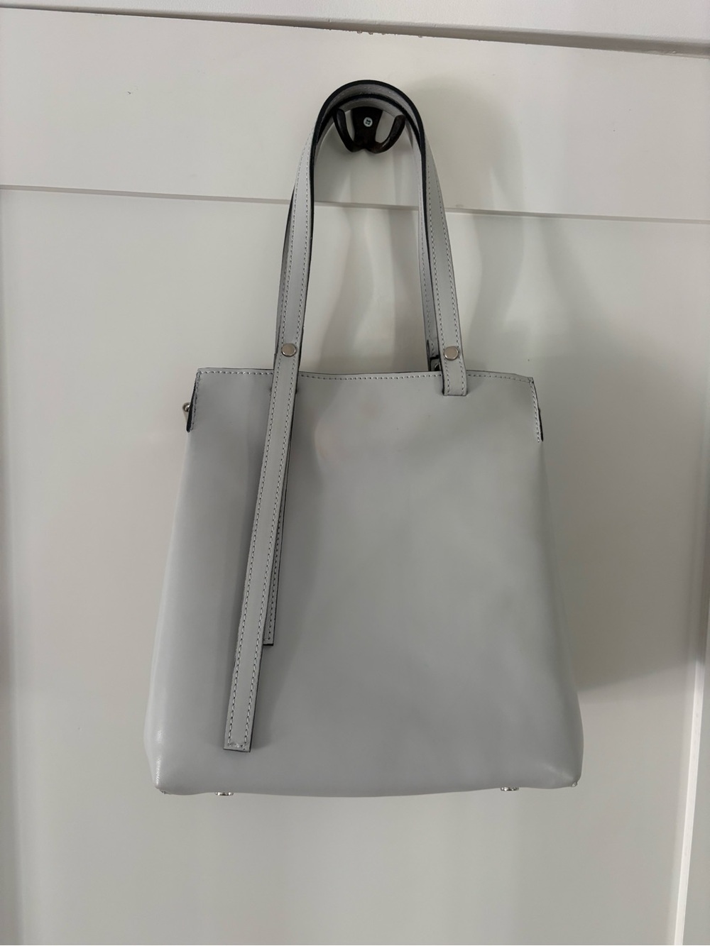 The Trend • Minimalist Structured Leather Tote Bag – Light Grey Modern Everyday